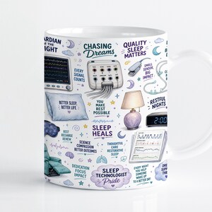 Peut inclure: Un mug en céramique blanche orné d'illustrations colorées d'équipements d'étude du sommeil, incluant un moniteur, des capteurs, un oreiller, une lampe et un fauteuil, avec des textes comme Sleep Technologist Pride, Chasing Dreams et Sleep Heals.