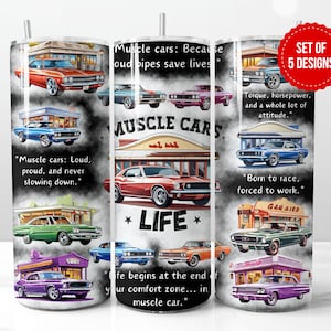 Può includere: Set di cinque design di bicchieri con auto muscolari e citazioni sulle auto muscolari. I bicchieri hanno uno sfondo bianco con testo nero e immagini di auto classiche. Le citazioni includono "Muscle cars: Loud, proud, and never slowing down." e "Muscle cars: Because loud pipes save lives."