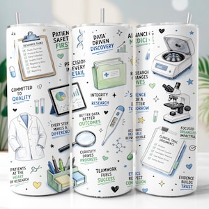 Op de afbeelding: Een witte cilindrische beker met een herhalend patroon van wetenschappelijke en medische illustraties, waaronder een laboratoriumjas, microscoop, centrifuge, thermometer, vergrootglas, klembord en tablet, vergezeld van diverse motiverende teksten.