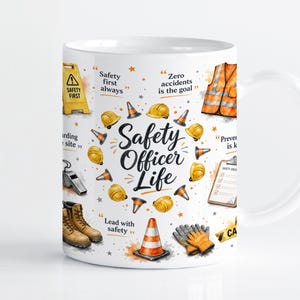 Puede incluir: Una taza de cerámica blanca con un estampado gráfico colorido que incluye el texto Safety Officer Life. El diseño presenta ilustraciones de cascos amarillos, conos de tráfico naranjas, un chaleco de seguridad, botas, un silbato y una lista.