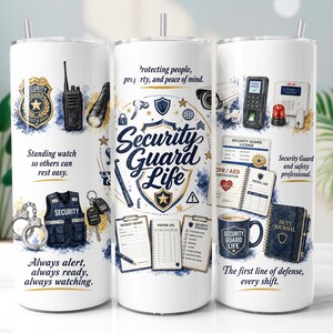 Pode incluir: Um copo cilíndrico branco com tema de segurança, ilustrado com distintivo, rádio, lanterna, algemas, colete, câmera de segurança, diário de serviço e formulários. O texto diz Security Guard Life e outras frases.
