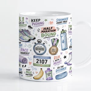 Könnte beinhalten: Ein weißer Keramikbecher mit einem bunten Muster aus Illustrationen und Texten zum Thema Laufen, darunter "Half Marathon Bound", "2107", "13.1 Finisher", eine Stoppuhr, Laufschuhe, eine Wasserflasche, eine Banane und ein Energiegel-Päckchen.