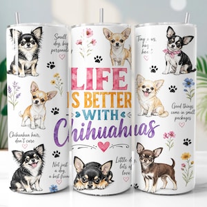 Peut inclure: Un gobelet cylindrique blanc orné d'illustrations de chiens Chihuahua, de motifs floraux colorés, d'empreintes de pattes et de petits cœurs. Le texte indique : LIFE IS BETTER WITH Chihuahuas, accompagné de phrases comme Small dog, big personality et Good things come in small packages.