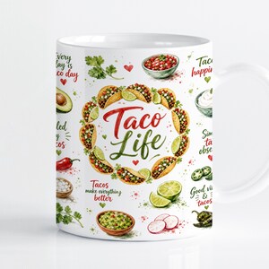 Puede incluir: Una taza de cerámica blanca con un estampado de estilo acuarela colorido de tacos, limas, cilantro y cuencos de salsa. El texto Taco Life está centrado en un círculo de tacos, rodeado de frases como Tacos make everything better.