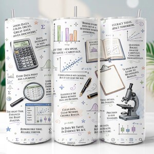 Op de afbeelding: Een witte cilindrische beker met kleurrijke illustraties van wetenschappelijke en statistische hulpmiddelen, waaronder een rekenmachine, vergrootglas, microscoop, vulpen en klembord, vergezeld van diverse citaten over data en wiskundige symbolen.