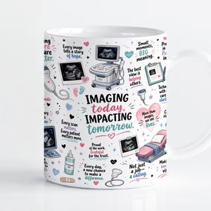 Op de afbeelding: Een witte keramische mok met een kleurrijke grafische print van echografieapparaten, medische apparatuur en echofoto's. De tekst luidt: Imaging today, impacting tomorrow, samen met diverse inspirerende zinnen over medische beeldvorming.