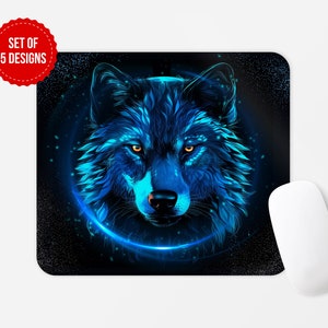 Op de afbeelding: Een blauwe wolfskop met gloeiende ogen op een donkere achtergrond. De wolf wordt omringd door een cirkel van licht.