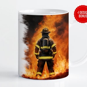 Könnte beinhalten: Eine weiße Keramiktasse mit einem Design eines Feuerwehrmanns, der vor einer Flammenwand steht. Der Feuerwehrmann trägt einen Helm, eine schwarz-gelbe Uniform und ein Atemschutzgerät. Die Flammen sind orange und gelb.