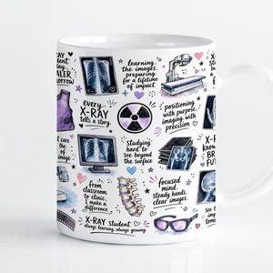 Puede incluir: Una taza de cerámica blanca con un patrón repetitivo de ilustraciones de imágenes médicas, incluyendo radiografías, un símbolo de radiación, una columna vertebral y equipo de protección, con textos motivadores.