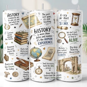 Op de afbeelding: Een witte cilindrische beker met een geschiedenis-thema, voorzien van illustraties van een wereldbol, boeken, een zandloper, een vergrootglas, een perkamentrol en een oude stenen boog, vergezeld van diverse inspirerende citaten over geschiedenis.
