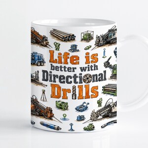 Può includere: Una tazza in ceramica bianca con un motivo ripetuto di varie attrezzature e macchinari per la perforazione industriale. Al centro, il testo arancione e grigio scuro Life is better with Directional Drills è circondato da illustrazioni dettagliate.