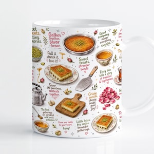 Pode incluir: Uma caneca de cerâmica branca com ilustrações coloridas de kunafa, pistácios, mel e chá, acompanhadas de frases em inglês como Gather together, Savor forever, Sweet treats, stronger bonds e Crispy outside, cheesy inside, pure joy.