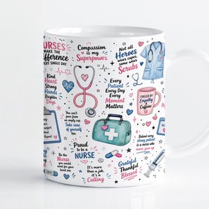 Puede incluir: Una taza de cerámica blanca con un patrón colorido de ilustraciones sobre enfermería, que incluye un estetoscopio rosa, un maletín médico turquesa, una casaca azul, una jeringa y varias citas inspiradoras en texto rosa, azul y negro.