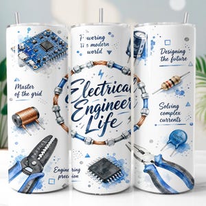 Puede incluir: Un vaso cilíndrico blanco con detalles en acuarela azul e ilustraciones de componentes electrónicos que incluyen una placa de circuito, un condensador, una resistencia y alicates de corte. El texto dice Electrical Engineer Life, Powering the modern world, Designing the future, Master of the grid, Solving complex currents y Engineering precision.