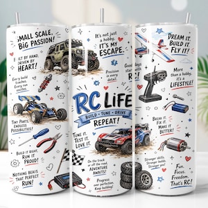 Può includere: Un bicchiere cilindrico bianco con una stampa grafica colorata di veicoli telecomandati, tra cui un camion, un buggy e un aereo. Il design include il testo RC LIFE, BUILD, TUNE, DRIVE, REPEAT e varie frasi motivazionali.
