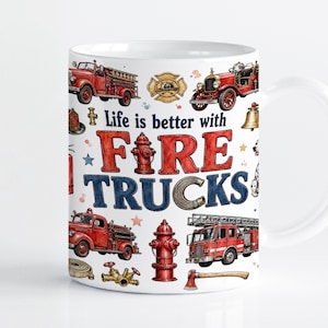 Könnte beinhalten: Ein weißer Keramikbecher mit einem bunten Grafikdruck von verschiedenen roten Feuerwehrautos, Hydranten, einem goldenen Abzeichen, einer Glocke und Feuerwehrausrüstung. Der Text "Life is better with FIRE TRUCKS" ist in Rot und Blau gedruckt.