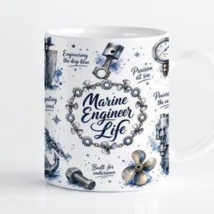 Pode incluir: Uma caneca de cerâmica branca com uma estampa gráfica azul e cinza de tema náutico. O design inclui ilustrações de um pistão, âncora, hélice e manômetro, com o texto Marine Engineer Life, Engineering the deep blue, Precision at sea e Built for endurance.