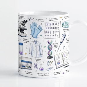 Könnte beinhalten: Ein weißer Keramikbecher mit einem detaillierten wissenschaftlichen Illustrationsmuster. Das Design umfasst ein Mikroskop, einen Laborkittel, eine DNA-Helix, Chromosomen, eine Pipette und verschiedene Laborgeräte, begleitet von nummerierten Texten.