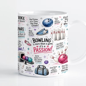 Pode incluir: Uma caneca de cerâmica branca com um design colorido de boliche, apresentando ilustrações de bolas, pinos, sapatos e uma bolsa. O texto diz: Bowling is more than a game, it's a passion, juntamente com várias frases motivacionais e estrelas.