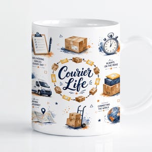Op de afbeelding: Een witte keramische mok met een kleurrijke grafische print met de tekst Courier Life. Het ontwerp bevat illustraties van kartonnen dozen, een bestelwagen, een stopwatch, een klembord, een wereldbol en een steekwagen, in blauw en oranje.