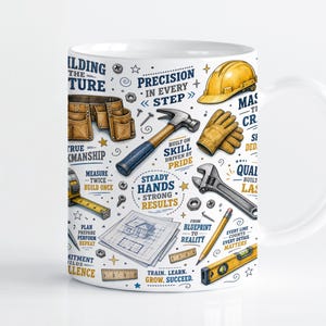 Może przedstawiać: Biały ceramiczny kubek z kolorowym nadrukiem graficznym przedstawiającym narzędzia budowlane, takie jak młotek, klucz, poziomica, miarka i kask, wraz z planami budowy oraz motywacyjnymi tekstami, takimi jak Precision in Every Step.