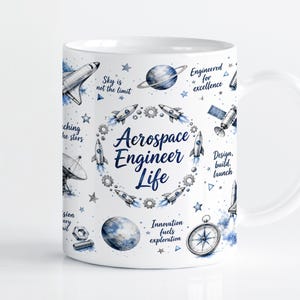 Puede incluir: Una taza de cerámica blanca con un patrón espacial en azul y gris que incluye cohetes, planetas, estrellas, engranajes y una brújula. El texto dice Aerospace Engineer Life, Sky is not the limit, Engineered for excellence e Innovation fuels exploration.
