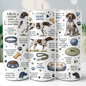 Op de afbeelding: Een witte cilindrische beker met metalen rietje, voorzien van illustraties van Duitse kortharige wijzende honden, halsbanden, riemen, manden, voerbakken en speelgoed. Het ontwerp bevat teksten zoals Life is better with a pointing dog by your side.