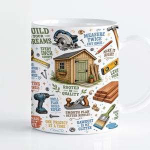 Peut inclure: Un mug en céramique blanche orné d'un motif coloré d'outils de menuiserie, d'un abri de jardin en bois et de textes inspirants comme Build Your Dreams, Measure Twice Cut Once et Sawdust Is My Glitter. Le design inclut marteau et perceuse.