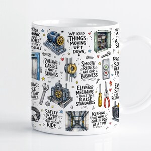Puede incluir: Una taza de cerámica blanca con un patrón colorido de ilustraciones de mecánico de ascensores, incluyendo motores, herramientas y paneles de control. El texto incluye frases como We Keep Things Moving Up Down, Pulling Cables Not Strings y Elevator Mechanic Built To Raise Standards.
