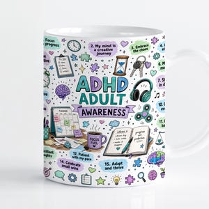 Pode incluir: Uma caneca de cerâmica branca com uma ilustração colorida e detalhada com o texto ADHD ADULT AWARENESS. O design inclui ícones como um cérebro, ampulheta, auscultadores, agenda e itens de lista numerados relacionados com foco e hábitos.