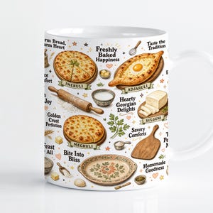 Peut inclure: Un mug en céramique blanche orné d'illustrations colorées de spécialités géorgiennes comme l'Imeruli, l'Adjaruli et le Sulguni, avec des ustensiles de cuisine, incluant les textes Freshly Baked Happiness et Hearty Georgian Delights.