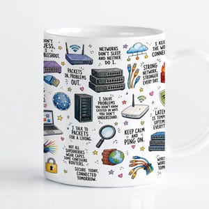 Puede incluir: Una taza de cerámica blanca con un patrón colorido de ilustraciones de equipos de TI y redes, incluyendo routers, servidores, cables e iconos de nube, intercalados con frases de texto humorísticas como Keep calm and ping on.