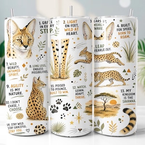 Puede incluir: Un vaso cilíndrico con ilustraciones de serval, patrones de pelaje manchado y gráficos con temática de sabana. El diseño incluye frases numeradas como 'Grace in every step', 'Built for speed' y 'My kingdom is the savanna'.