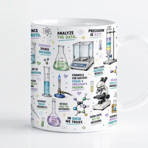 Puede incluir: Una taza de cerámica blanca con un patrón científico colorido que incluye ilustraciones de vasos de precipitados, un microscopio, una balanza y un mechero Bunsen. El diseño presenta textos motivadores como Analyze the Data, Precision is Key e In Data We Trust, intercalados con pequeñas estrellas, corazones y estructuras moleculares.