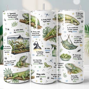 Könnte beinhalten: Ein weißer zylindrischer Becher mit grünen Leguan-Illustrationen, einem Terrarium, einer Sprühflasche und einer Hängematte. Das Design enthält nummerierte Textpunkte zur Leguanpflege, wie 'Iguanas teach patience' und 'Little claws, big personality'.