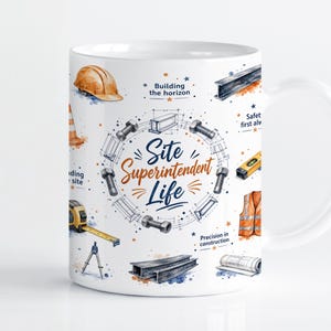Könnte beinhalten: Ein weißer Keramikbecher mit einem farbenfrohen Design zum Thema Bauwesen. Der mittlere Text lautet Site Superintendent Life, umgeben von Illustrationen eines Schutzhelms, Stahlträgern, Schrauben, einem Maßband und einer Warnweste.