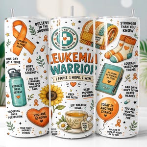 Puede incluir: Un vaso cilíndrico blanco con cintas de concienciación naranjas, un girasol, una taza de té, una botella de agua turquesa, un cuaderno y calcetines. El texto incluye "LEUKEMIA WARRIOR", "I FIGHT. I HOPE. I WIN." y varias frases motivadoras.