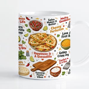 Könnte beinhalten: Ein weißer Keramikbecher mit einem bunten Muster aus Quesadillas, Schüsseln mit Salsa, Limettenspalten, einem hölzernen Schneidebrett und Texten wie "Happiness Is A Quesadilla" und "Cheesy Perfection" in verschiedenen Schriftarten.