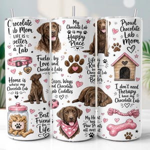 Op de afbeelding: Een witte cilindrische beker met illustraties van chocoladekleurige Labrador-honden, roze harten, pootafdrukken, een hondenhok, een pot met hondensnoepjes en een bot. De tekst bevat zinnen zoals Chocolate Lab Mom en My Chocolate Lab is my Happy Place.