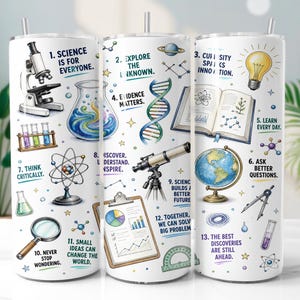 Könnte beinhalten: Ein weißer zylindrischer Becher mit Strohhalm, verziert mit bunten wissenschaftlichen Illustrationen wie einem Mikroskop, DNA-Strang, Globus, Teleskop und Glühbirne, ergänzt durch dreizehn nummerierte inspirierende Sätze über Wissenschaft und Entdeckung.