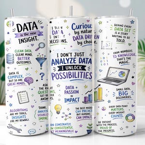 Pode incluir: Um copo cilíndrico branco com palhinha, apresentando ilustrações coloridas desenhadas à mão e texto relacionado com a análise de dados, incluindo frases como 'Data is the new insight' e 'I don't just analyze data, I unlock possibilities' em várias fontes.