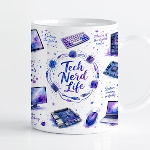 Puede incluir: Una taza de cerámica blanca con un estampado estilo acuarela de hardware informático que incluye un teclado, un ratón, un monitor y placas de circuito. El texto "Tech Nerd Life" está centrado en un marco circular de cables, rodeado de frases como "Coding the future" y "Master of the digital realm."