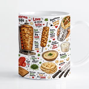 Puede incluir: Una taza de cerámica blanca con un estampado gráfico colorido de alimentos shawarma, que incluye un asador vertical, un wrap, pan de pita, hummus y verduras en rodajas, acompañado de varias frases de texto como Love at first bite.