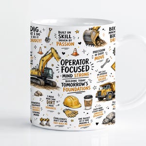 Pode incluir: Uma caneca de cerâmica branca com uma escavadora amarela, um camião basculante, um capacete de segurança e ferramentas de construção. O texto diz: OPERATOR FOCUSED, MIND STRONG, BUILDING TODAY TOMORROW'S FOUNDATIONS e outras frases de construção.
