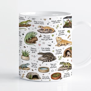 Puede incluir: Una taza de cerámica blanca con un patrón repetitivo de varios lagartos, geckos y reptiles junto a pequeñas ilustraciones de terrarios, rocas y plantas. El diseño incluye frases inspiradoras como Stay curious, explore more.