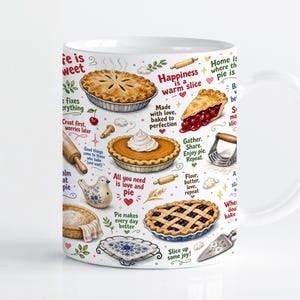 Può includere: Una tazza in ceramica bianca con un motivo colorato di varie torte, utensili da pasticceria e testi tra cui Life is sweet, Happiness is a warm slice, Made with love, baked to perfection, Gather. Share. Enjoy pie. Repeat. e All you need is love and pie.