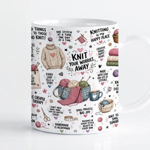 Puede incluir: Una taza de cerámica blanca con un patrón colorido de ilustraciones sobre tejido, incluyendo ovillos de lana, un suéter y agujas. El texto dice: Knit your worries away, Knitting is my happy place, y otras frases sobre tejer.