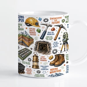Könnte beinhalten: Ein weißer Keramikbecher mit einem bunten Grafikdruck von Bergbau- und Ingenieurausrüstung, darunter ein gelber Schutzhelm, Spitzhacken, ein Mineneingang, eine Laterne, braune Arbeitsstiefel und ein Vermessungsstativ mit verschiedenen Texten.