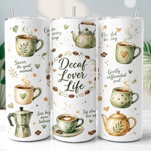 Może przedstawiać: Trzy białe cylindryczne kubki ze słomkami, ozdobione akwarelowymi ilustracjami filiżanek do kawy, czajników i ziaren kawy. Tekst zawiera 'Decaf Lover Life', 'Savor the quiet moment', 'Peaceful brewing', 'Gently caffeinated soul' oraz 'Less buzz more balance'.