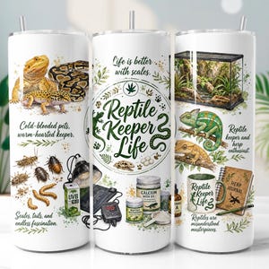 Peut inclure: Un gobelet cylindrique blanc orné d'illustrations de reptiles, d'insectes et de matériel de terrarium. Le texte inclut "Reptile Keeper Life", "Life is better with scales" et diverses phrases sur l'élevage de reptiles. Il possède une paille en métal.